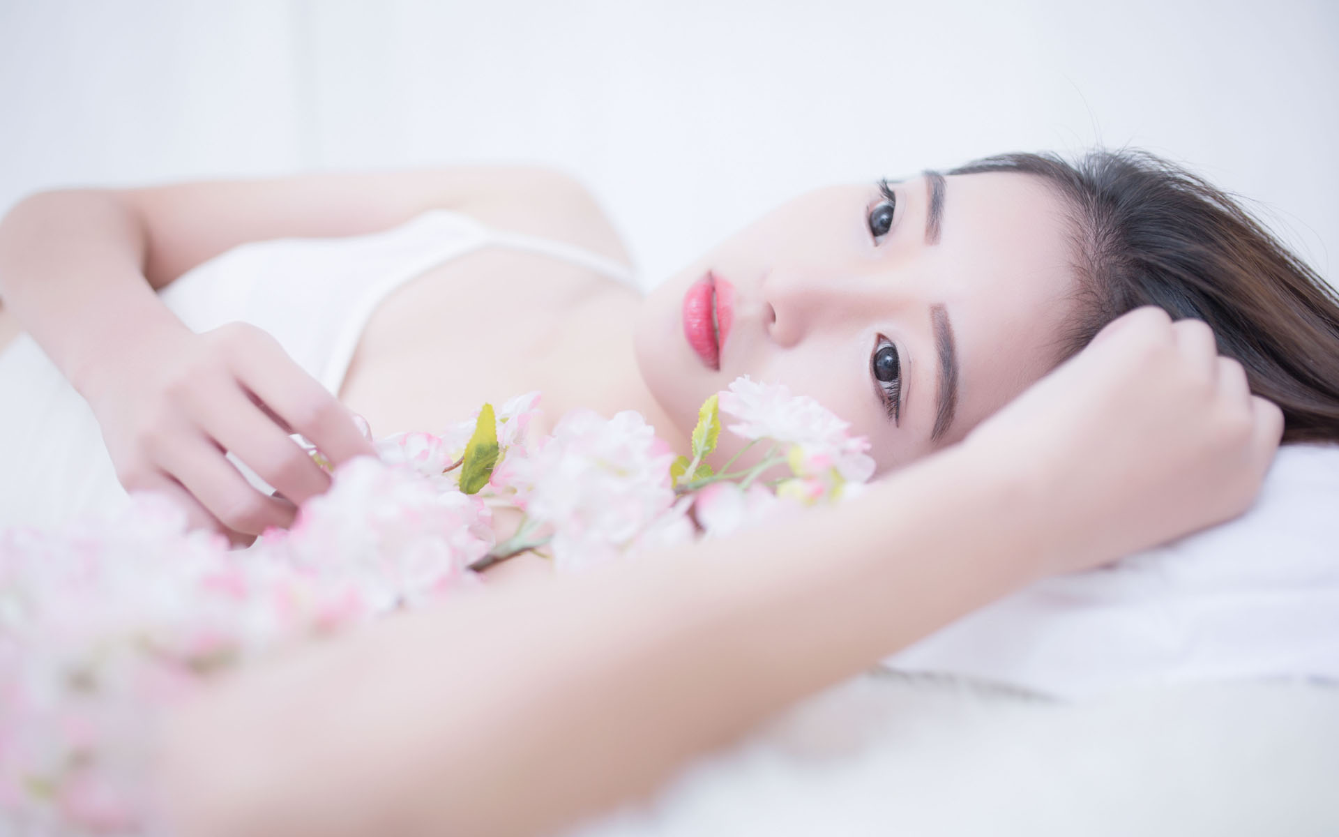 【活力中国调研行】“刚柔并济”的碳纤维：女士单手“提车”显示硬核科技